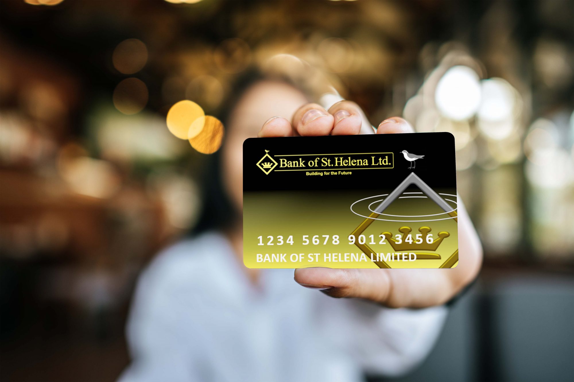Woman’s hand hold blank credit card Psd Mockup